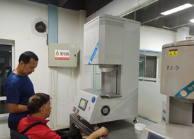 Uniform temperature full bridge crystallizing furnace